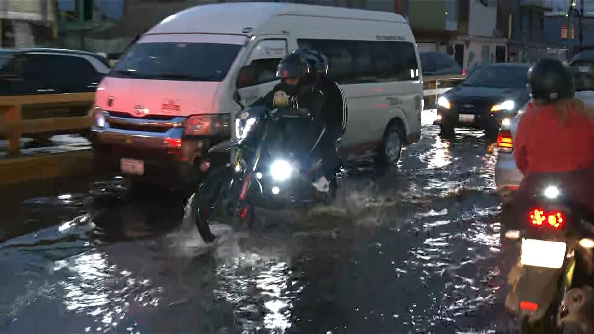 Lluvia Deja Encharcamientos en Avenida Telecomunicaciones, en Iztapalapa
