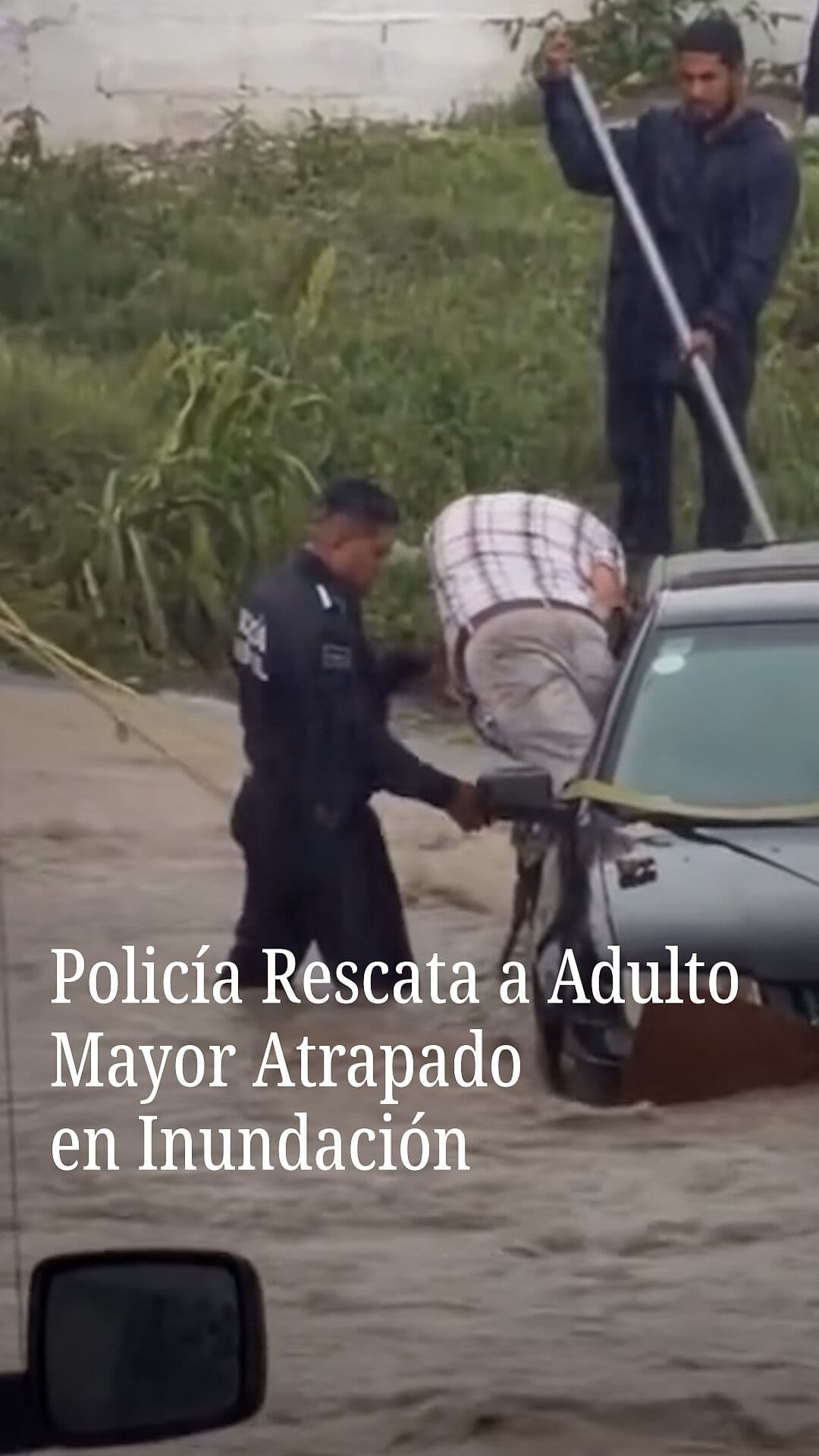 Policía Rescata a Adulto Mayor Atrapado en Inundación