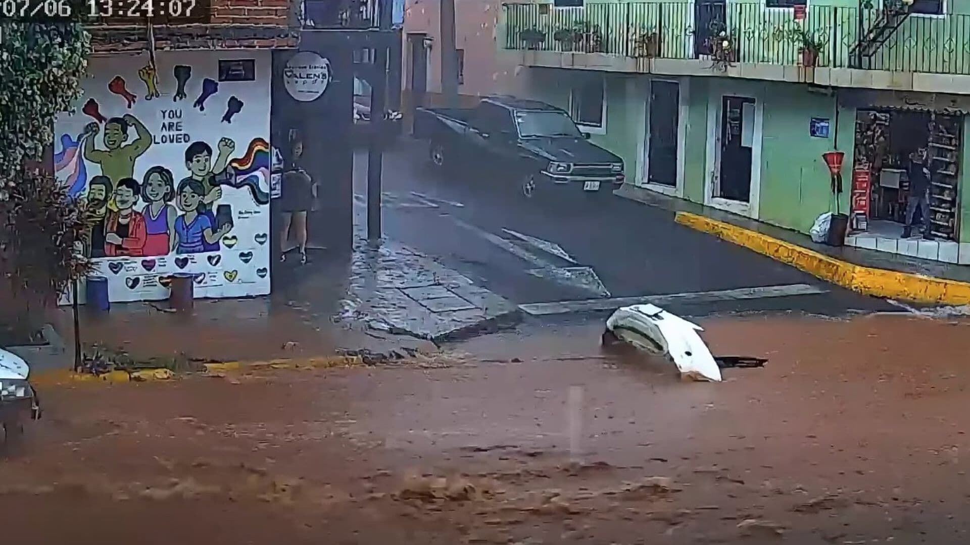 Mujer Es Arrastrada por Corriente de Agua Generada por las Lluvias en Tepatitlán, Jalisco