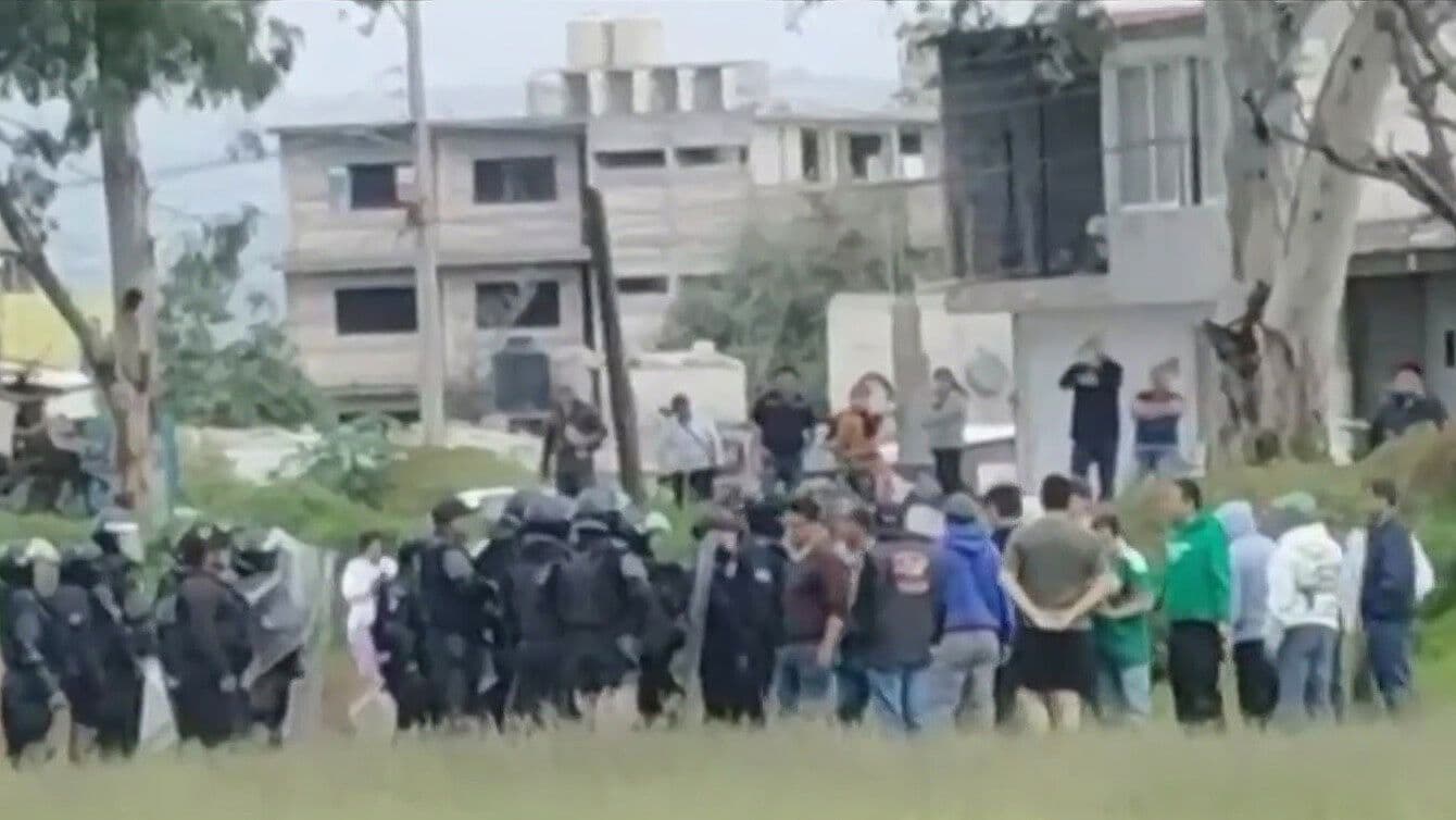 Así Fue la Riña Entre Pobladores y Policías por Construcción del IMSS Bienestar en Tlaxcala
