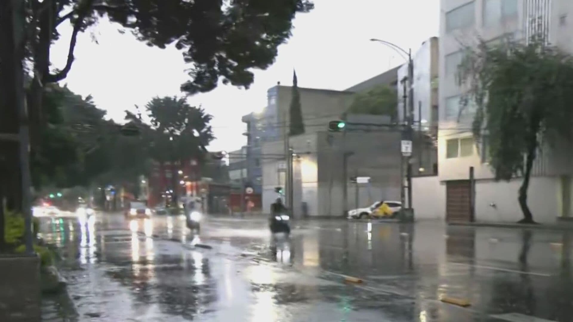 Se Registra Fuerte Lluvia en Eje 7 Sur en Límites de Benito Juárez y Álvaro Obregón