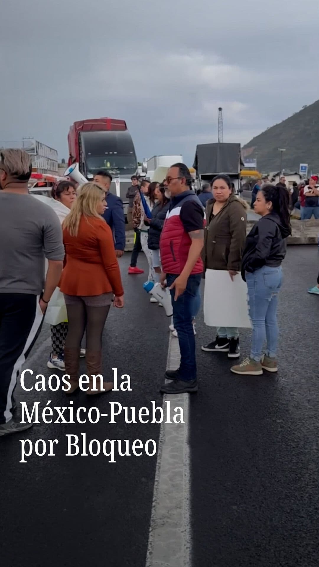 Bloquean la México-Puebla por Detención de Dos Maestros