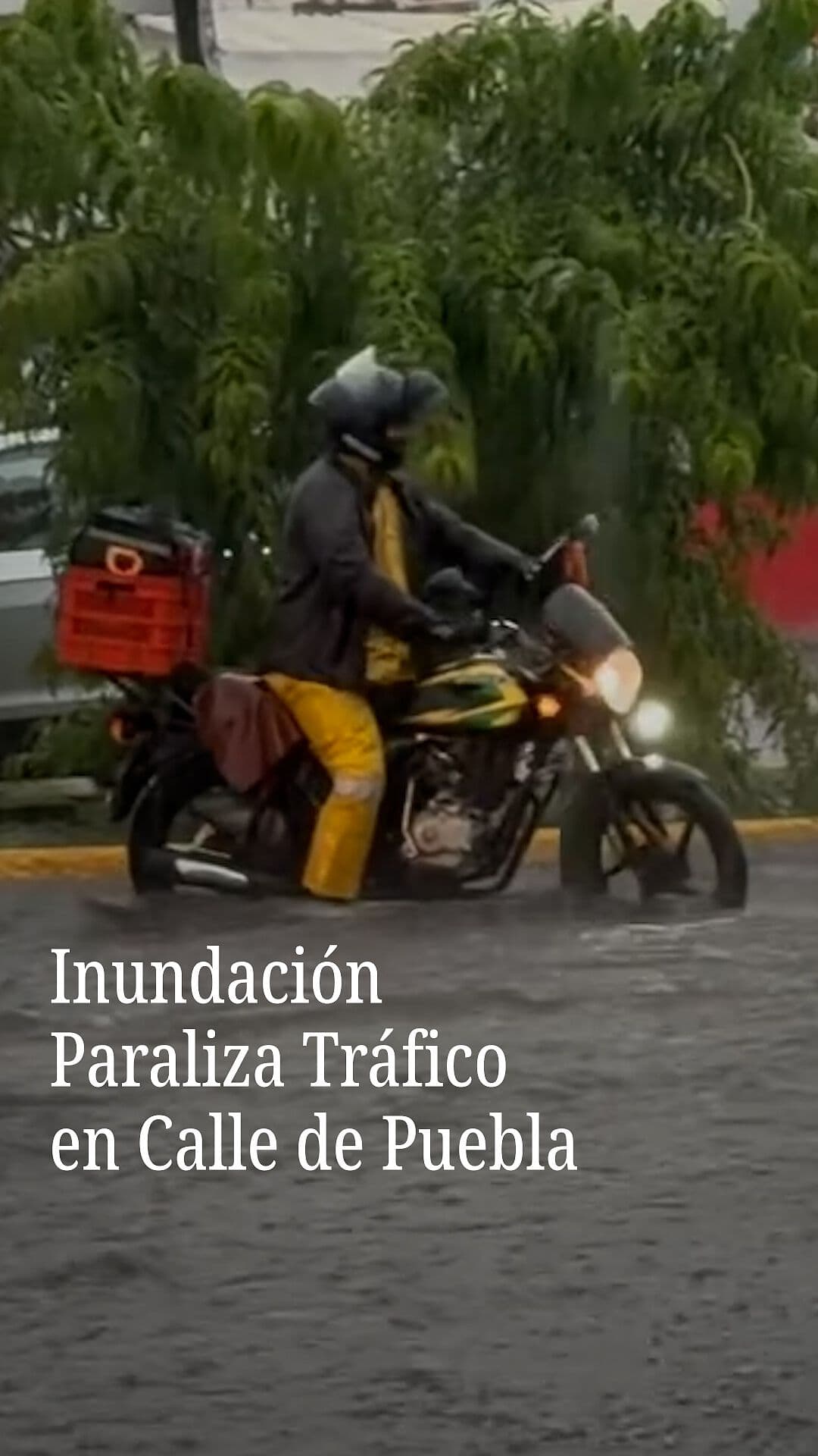 Inundación Paraliza Tráfico en Calle de Puebla