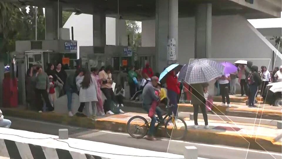 Maestros Toman Caseta San Marcos en la México-Puebla por Conflicto en Escuela de Ixtapaluca