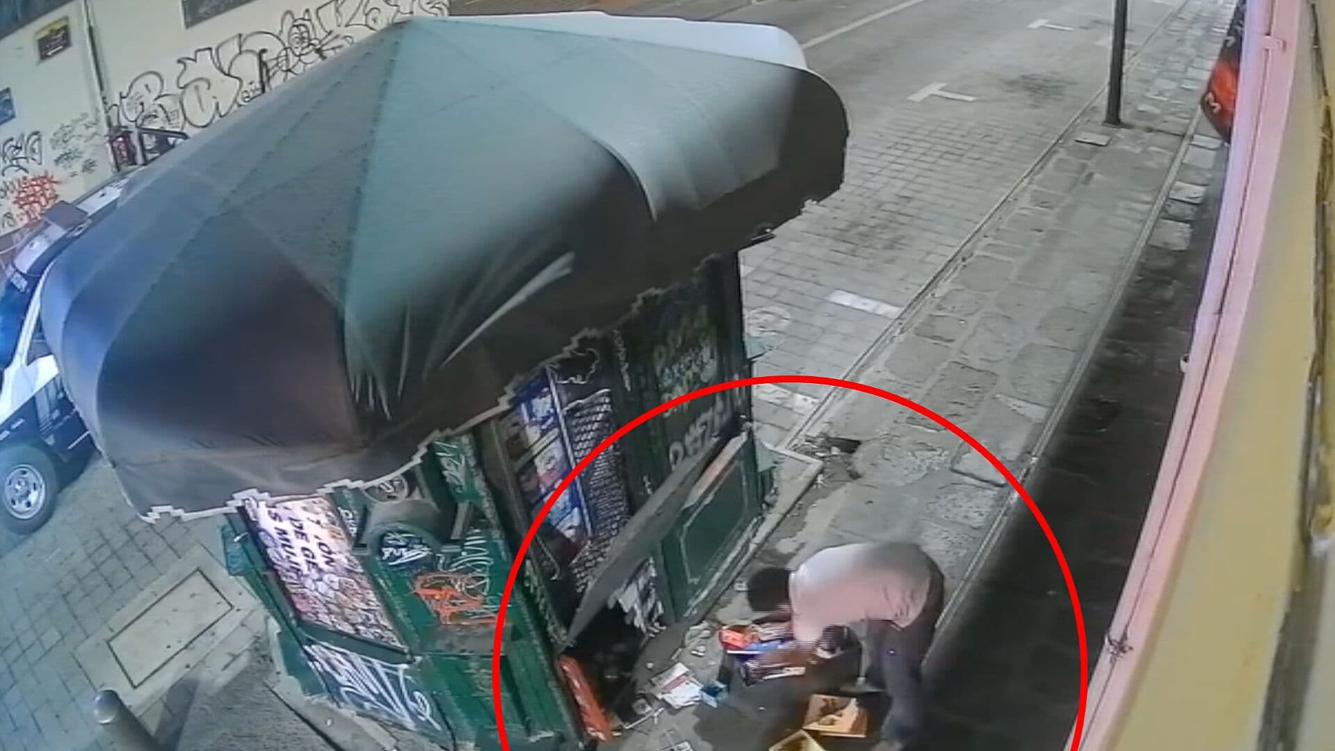 Captan a Sujeto Saqueando Caseta de Periódicos del Centro de Puebla Frente a la Policía