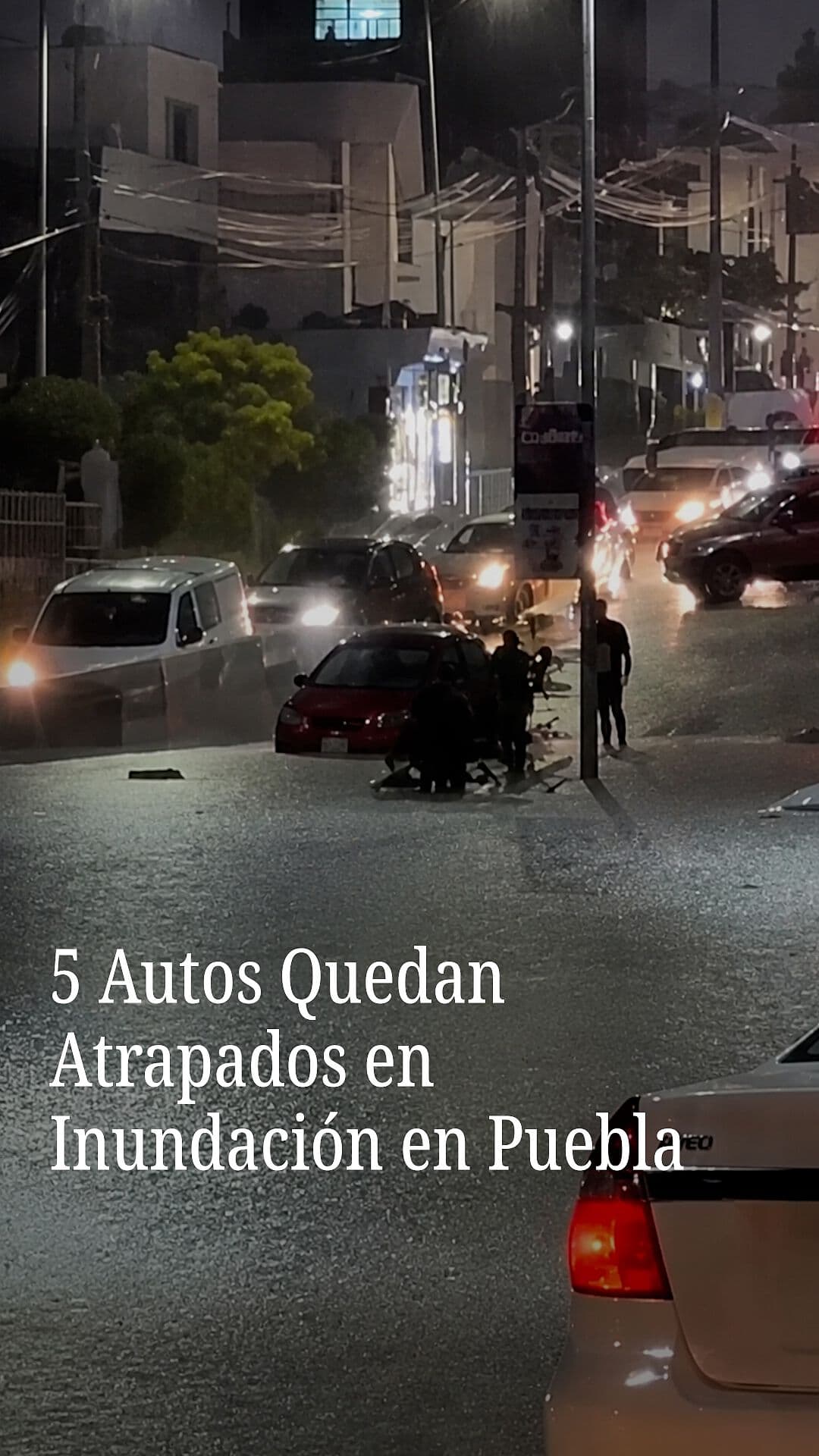 5 Autos Quedan Atrapados en Inundación en Puebla