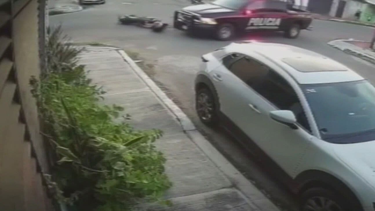 VIDEO: Captan Momento en Que una Patrulla Embiste a Motociclista en Chetumal