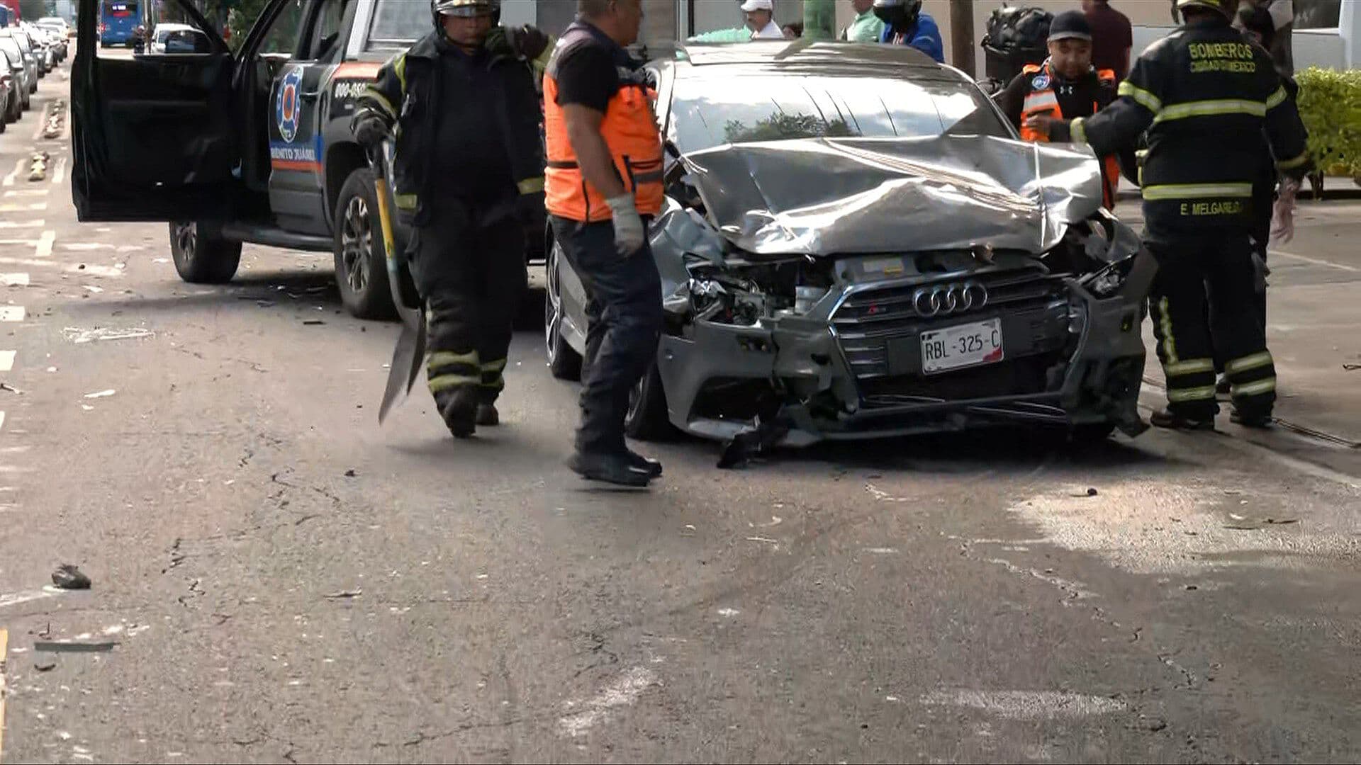 Camioneta Impacta a Auto y lo Proyecta hacía Edificio en la Colonia Portales, CDMX