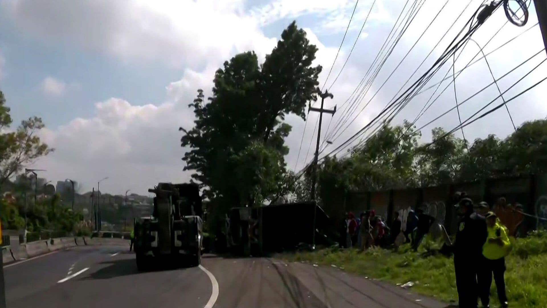 Tráiler Vuelca en la México-Toluca y Provoca Caos Vial en Cuajimalpa, CDMX