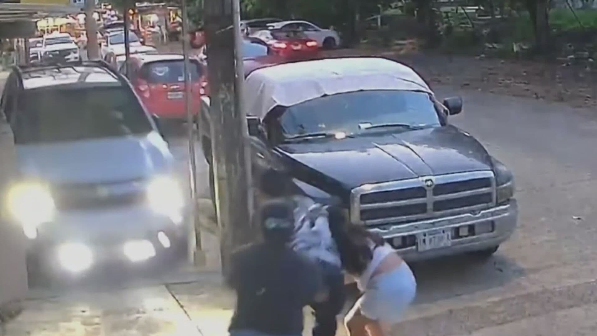 VIDEO: Camioneta en Cosoleacaque Sube a la Banqueta y por Poco Atropella a una Familia