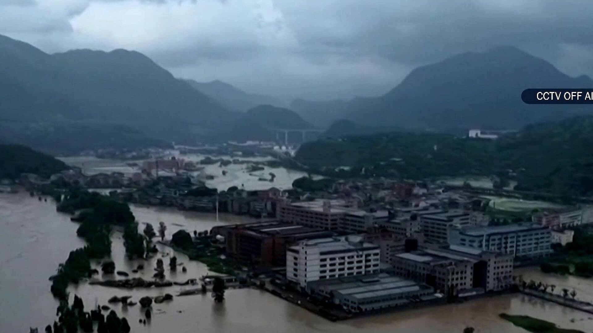 Tifón Bavi Golpea China con Lluvias, Inundaciones y Más de 2 Millones Evacuados
