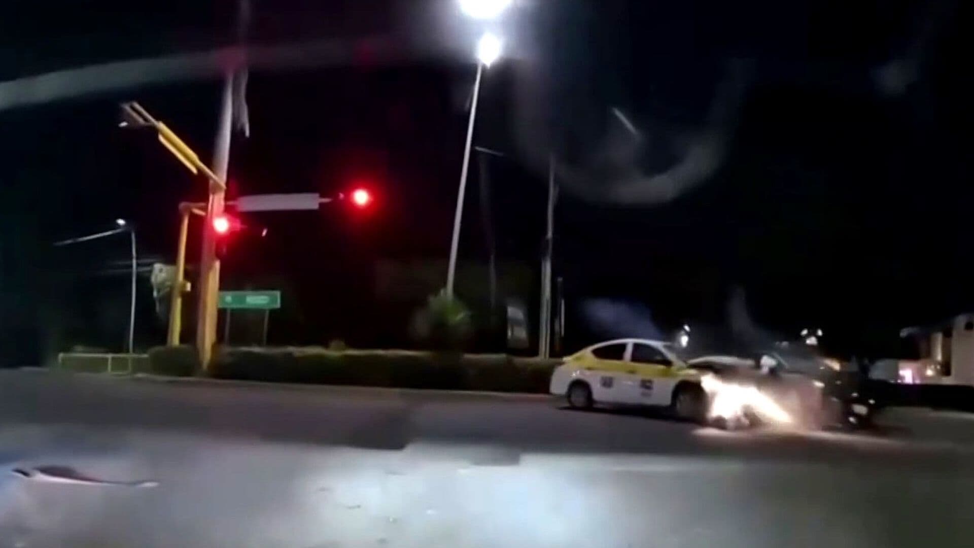 Choque entre Taxi y Auto Particular Queda Captado en Carretera de Tuxtla Gutiérrez