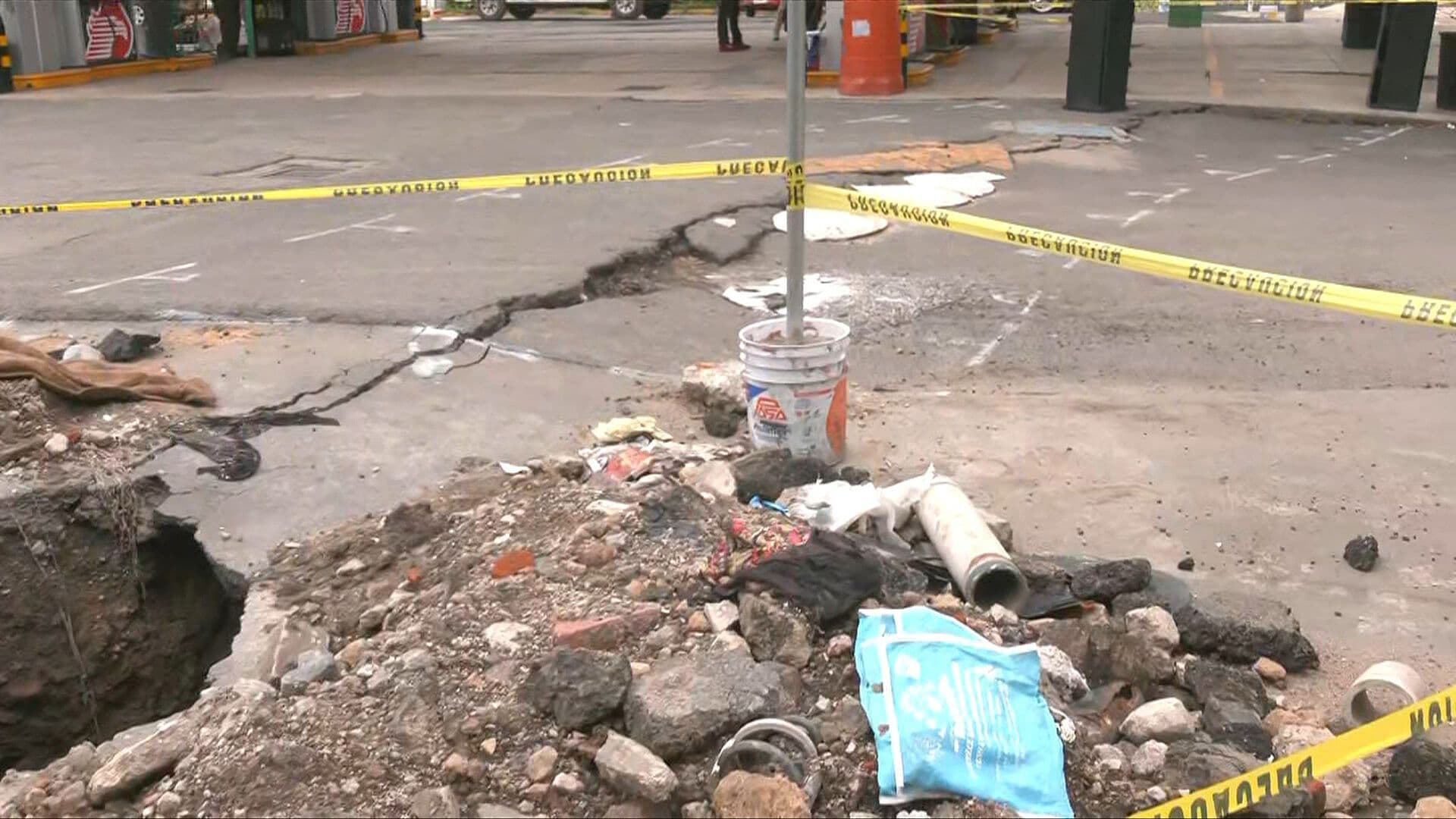 Socavón en Santa Martha Acatitla Colapsa Calle de Iztapalapa, CDMX