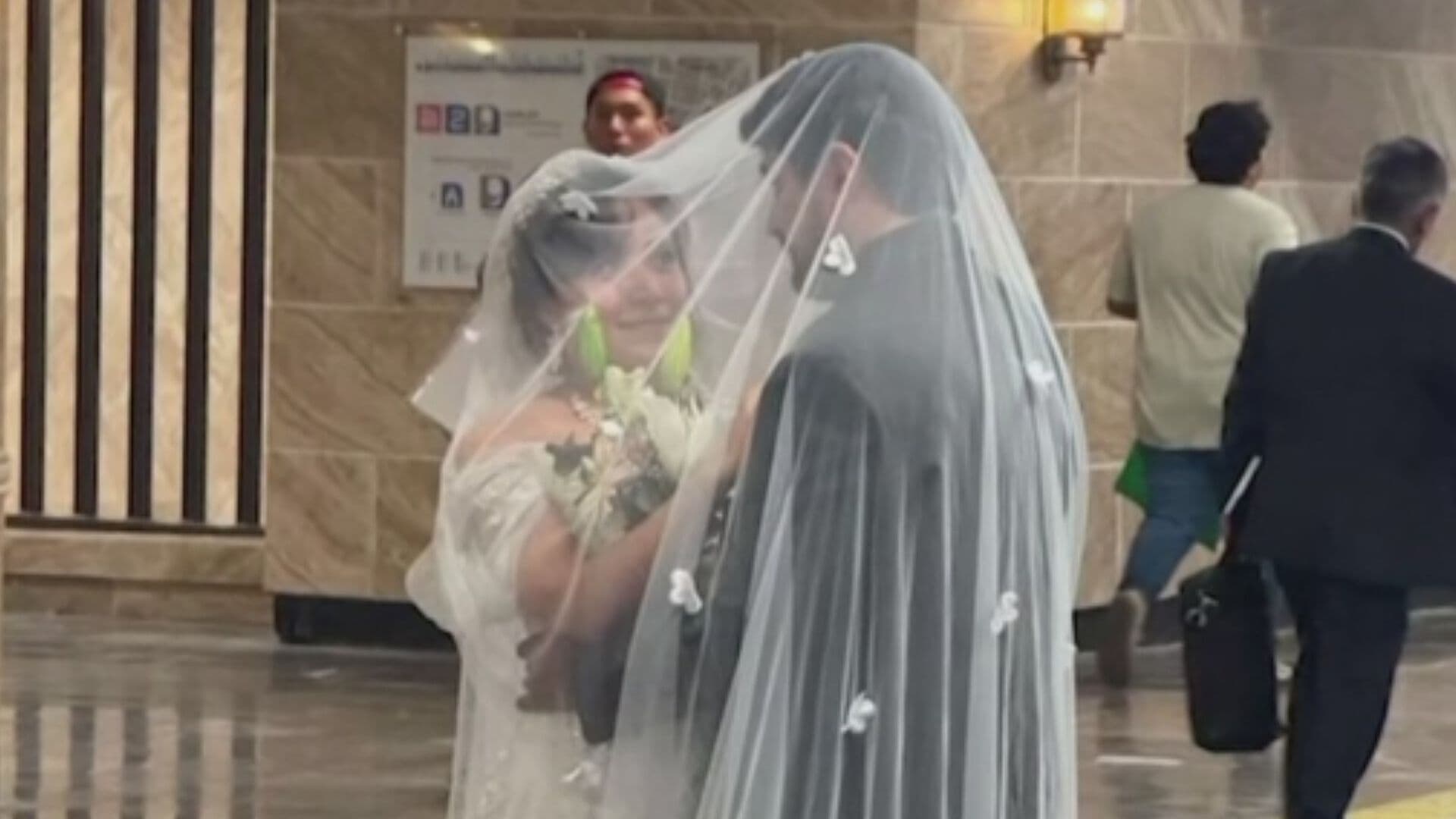 ¿Boda en el Metro? Esto Pasó en la Estación Hidalgo de la Línea 2