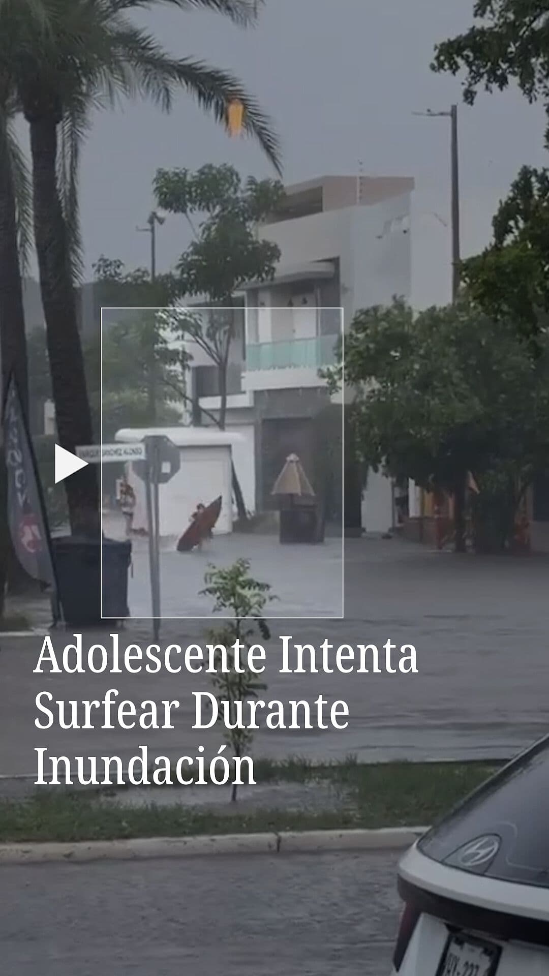 Adolescente Saca la Tabla de Surf en Inundación de Sinaloa