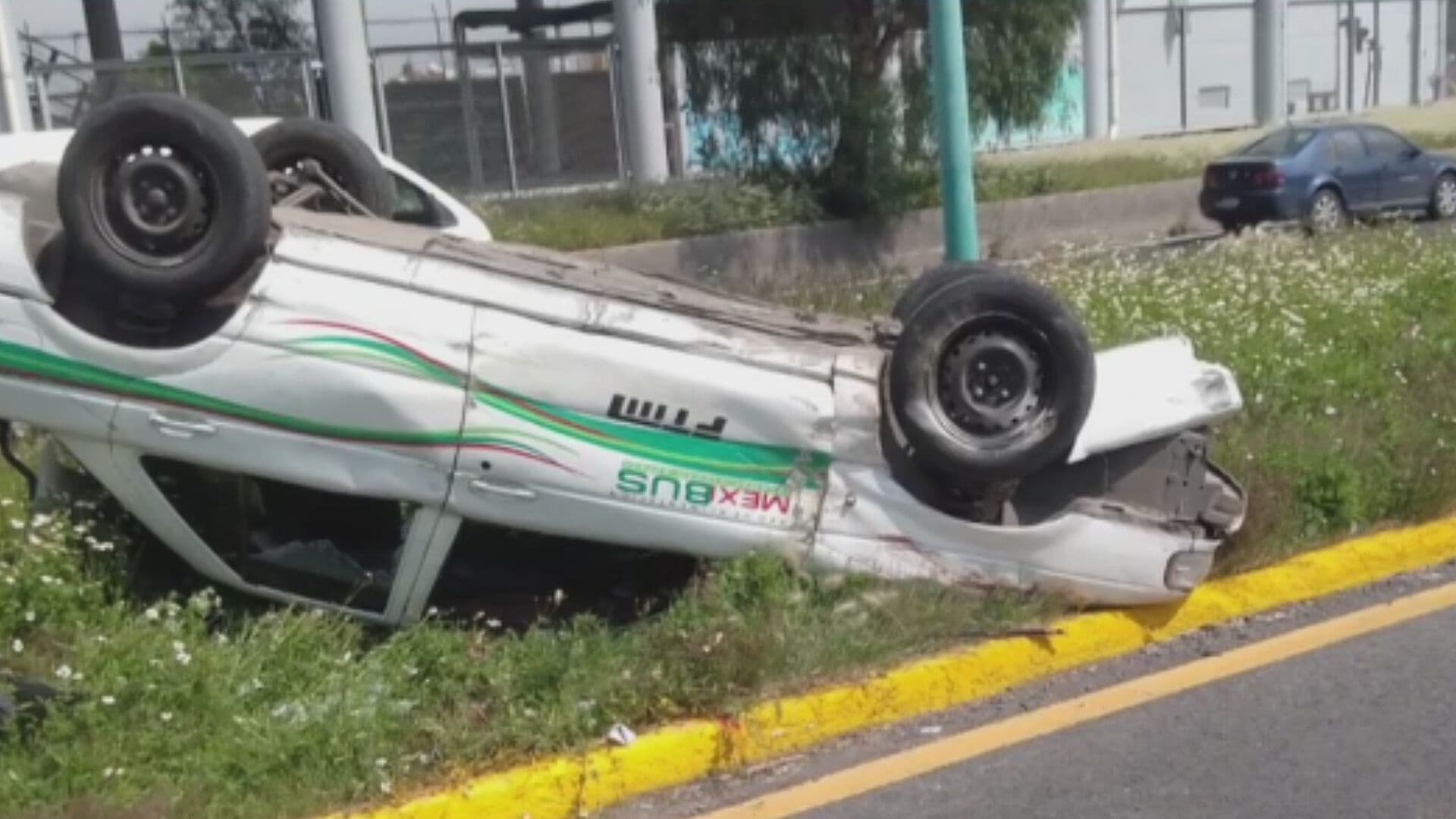 Accidente Hoy en la Avenida Central: Vehículo del Mexibus Vuelca en Edomex