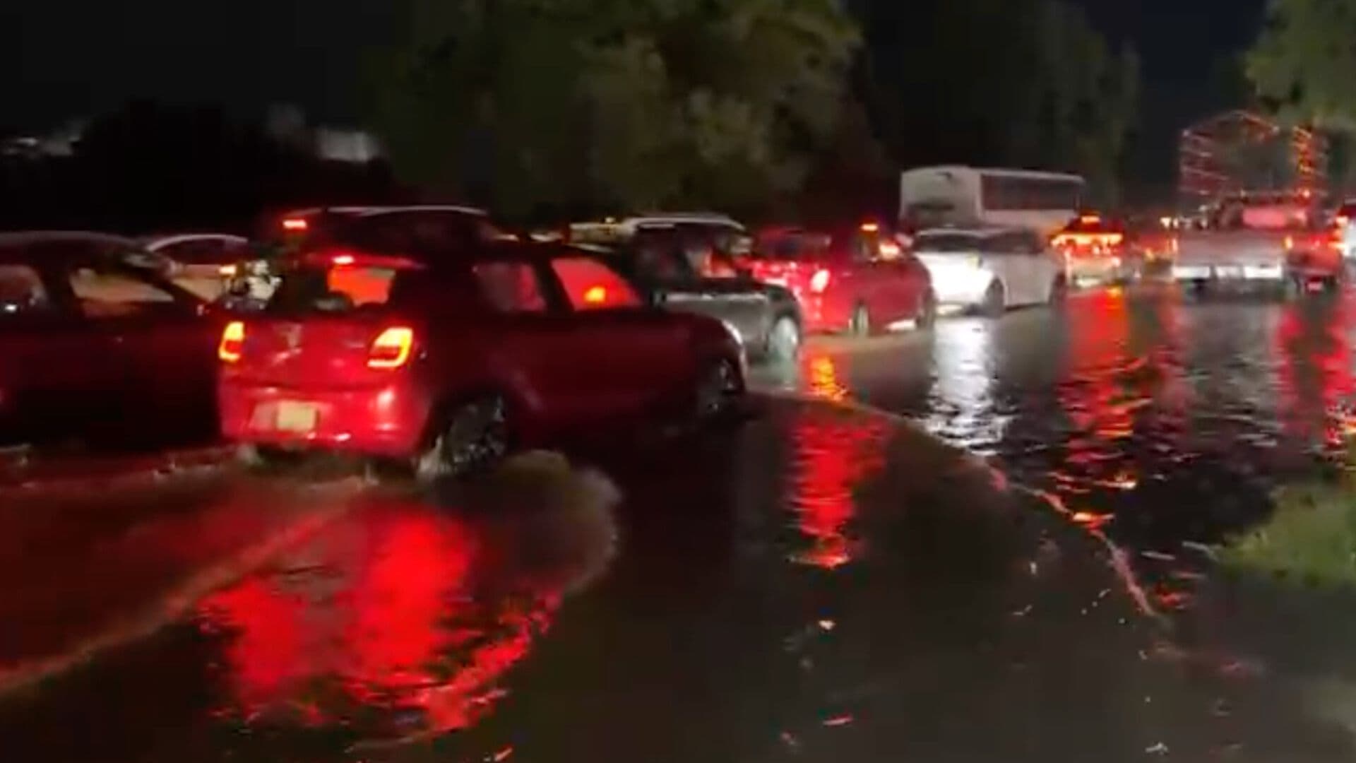 Lluvias Provocan Encharcamientos y Caos Vial en Fraccionamiento Puente Moreno en Veracruz