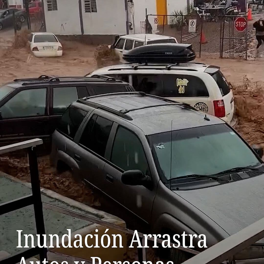 Inundación Arrastra Autos y Personas