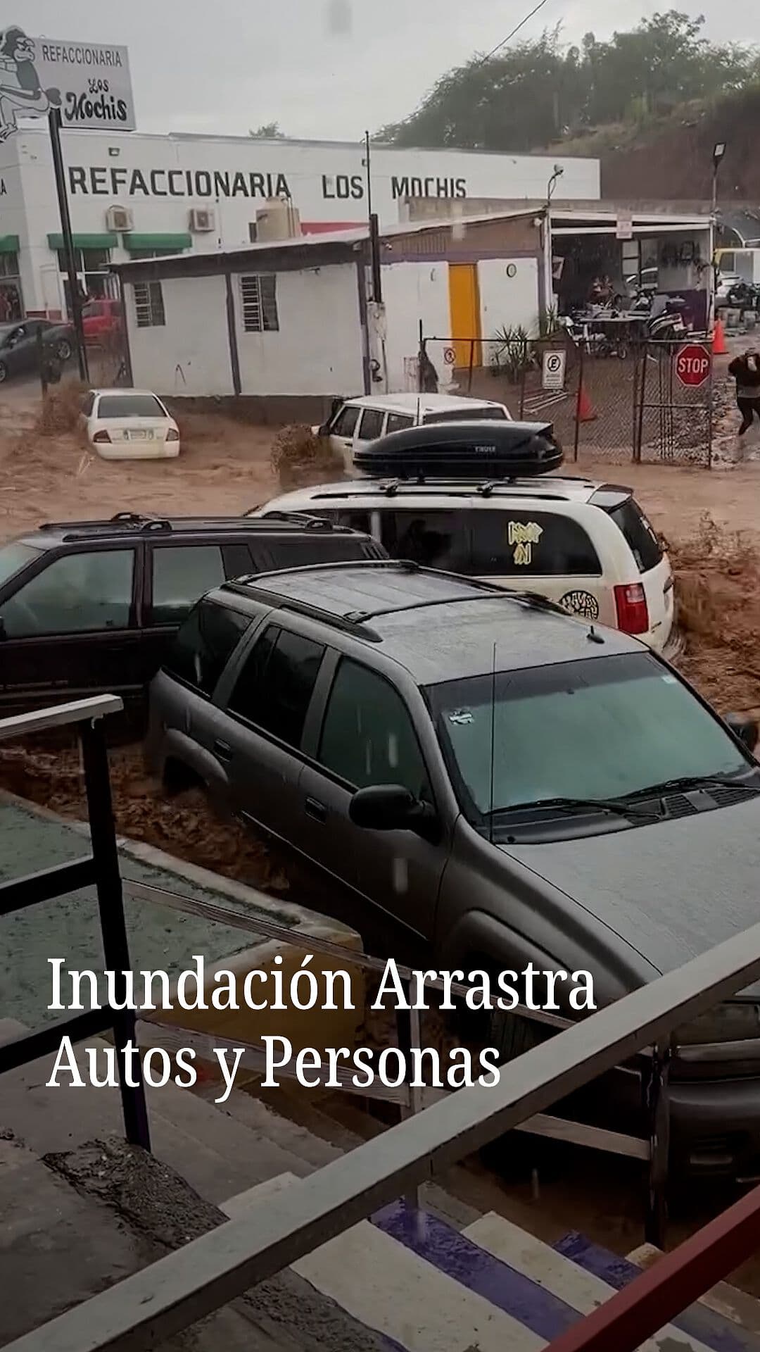Inundación Arrastra Autos y Personas