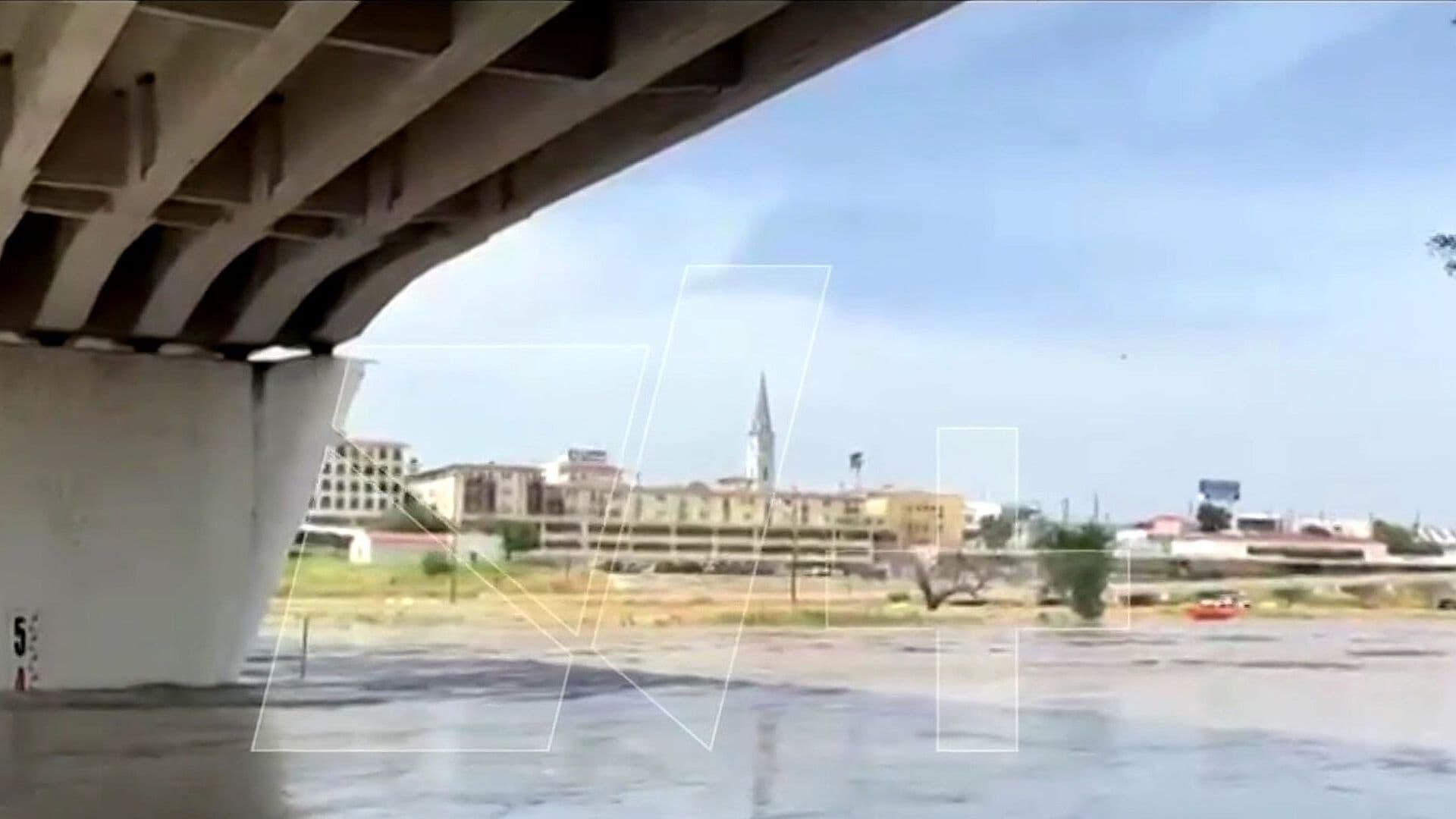 Río Bravo Arrastra Escombros y Provoca Pausas en Puentes Internacionales de Laredo