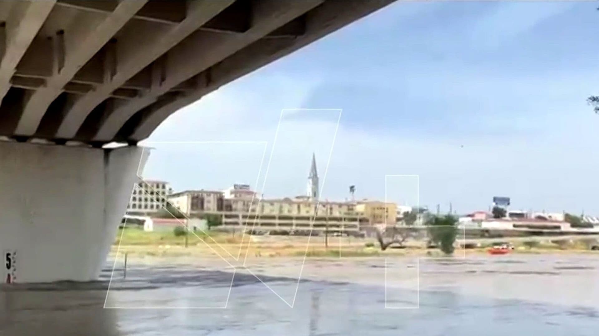 Río Bravo Arrastra Escombros y Provoca Pausas en Puentes Internacionales de Laredo