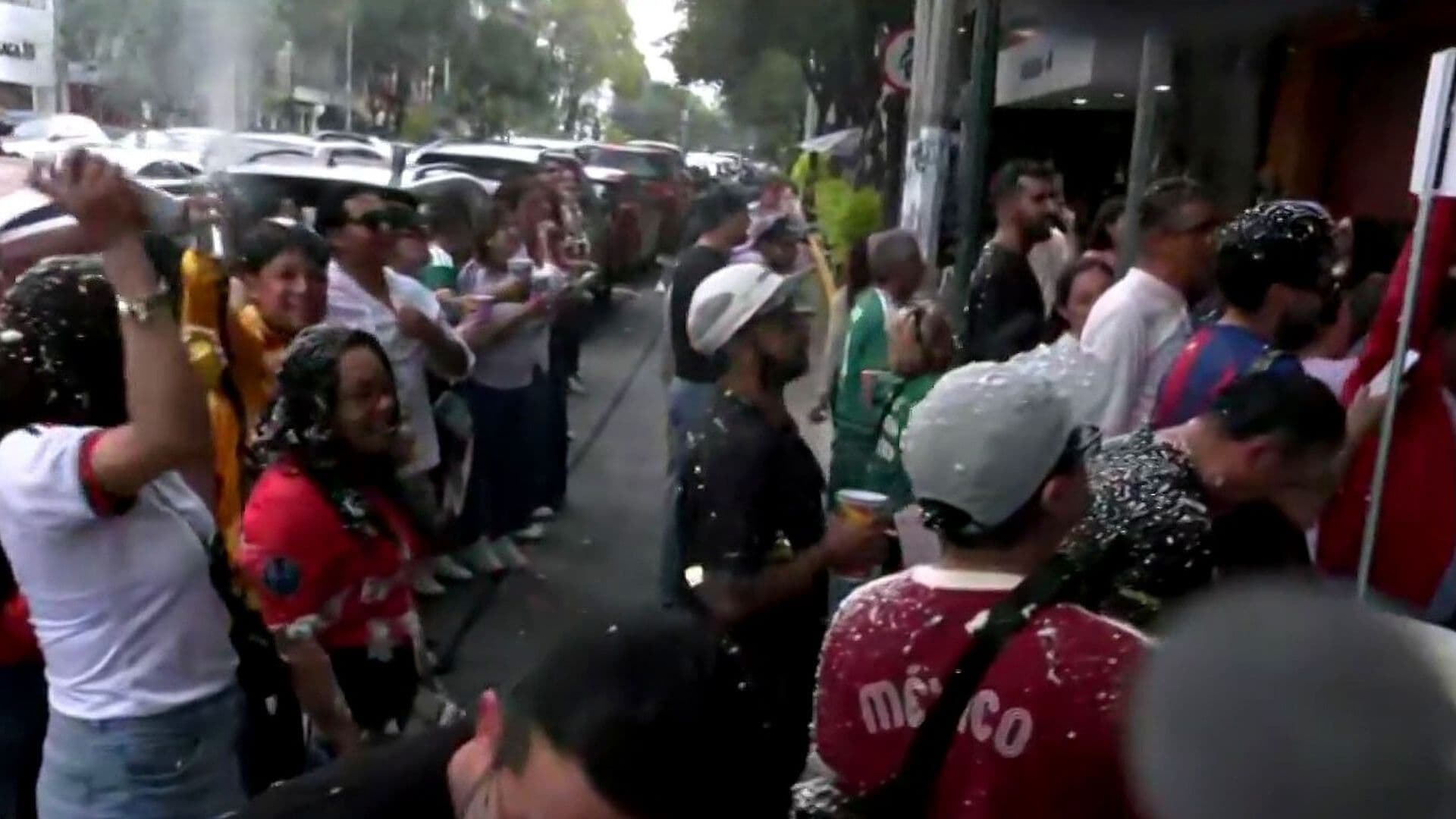 Así Celebran Españoles el Gol en Restaurantes de la Colonia Roma, CDMX