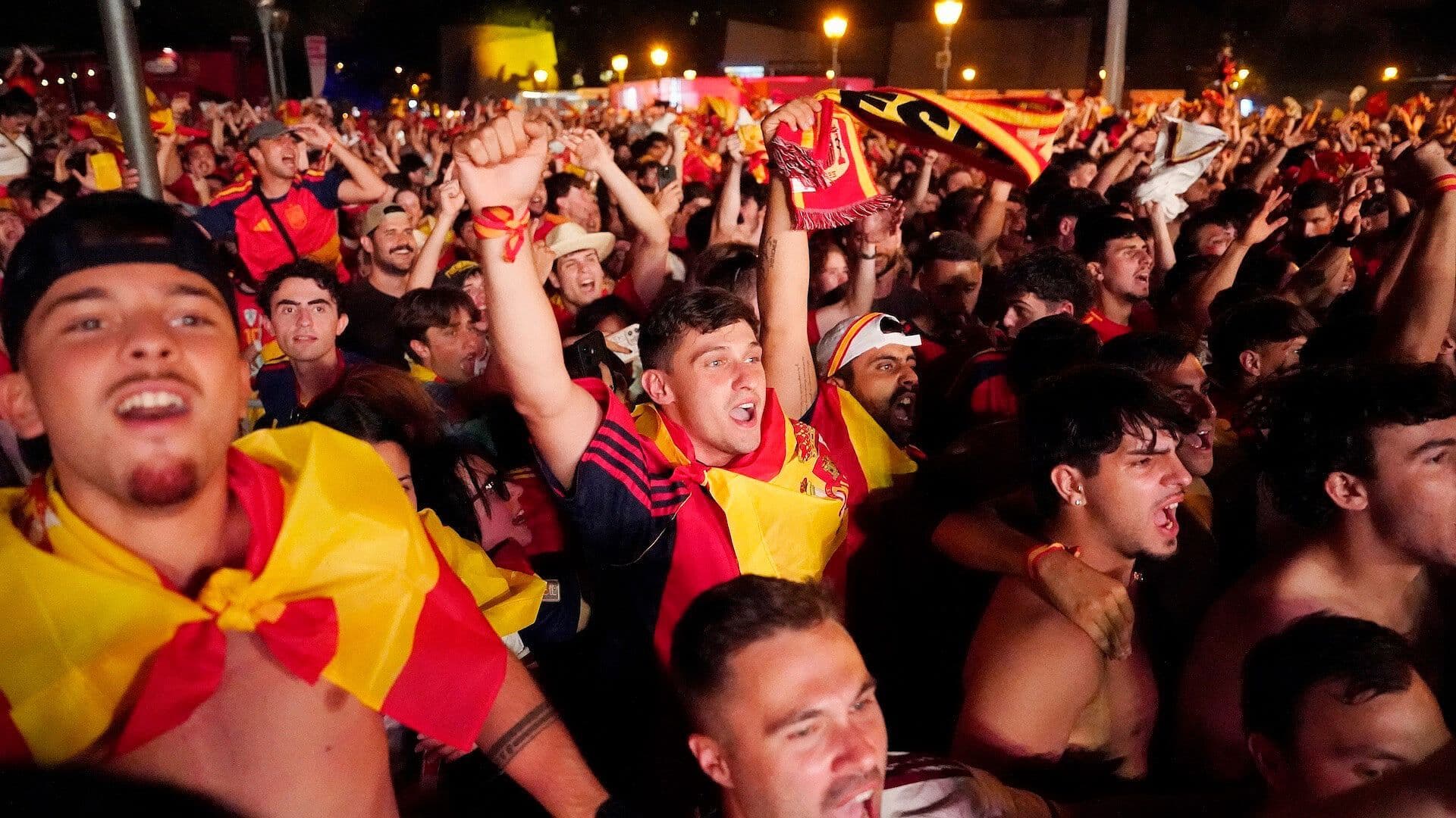 Así Celebran Miles de Españoles el Triunfo de su Selección en la Plaza de Colón
