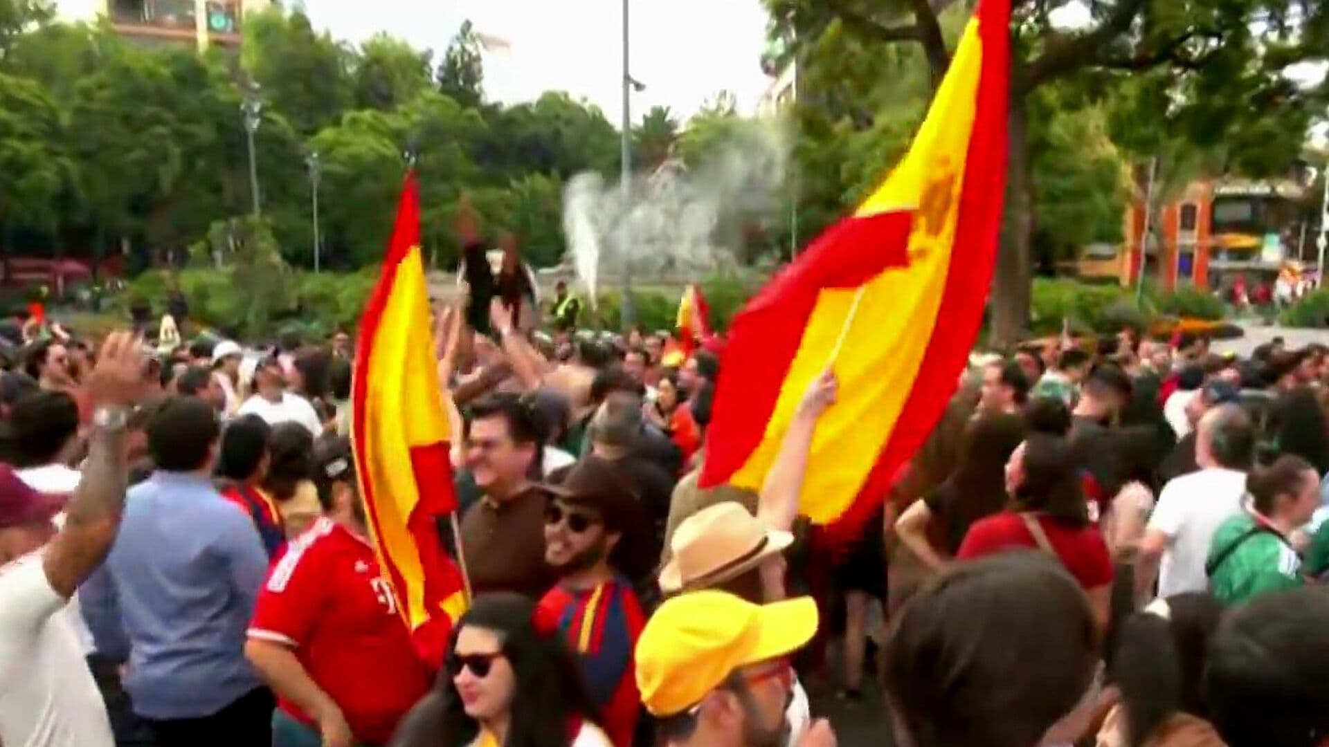 Miles de Españoles Celebran en la Fuente de Cibeles y el Ángel de la Independencia en la CDMX