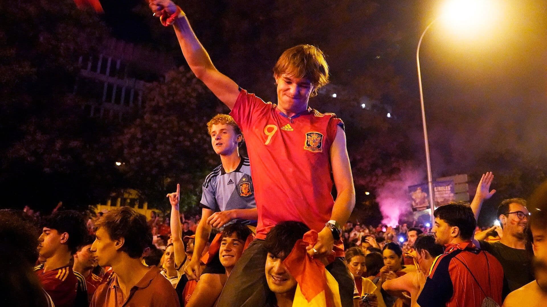 Miles de Aficionados Toman las Calles de Madrid, España para Festejar la Copa Mundial