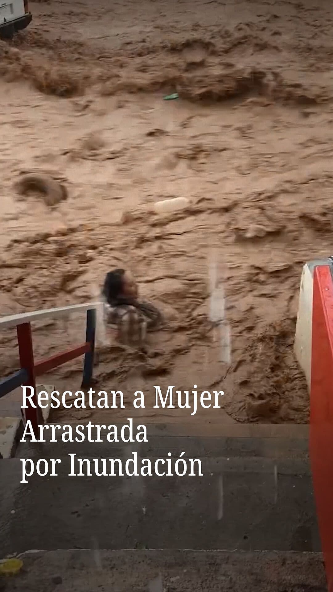 Rescatan a Mujer Arrastrada por Inundación