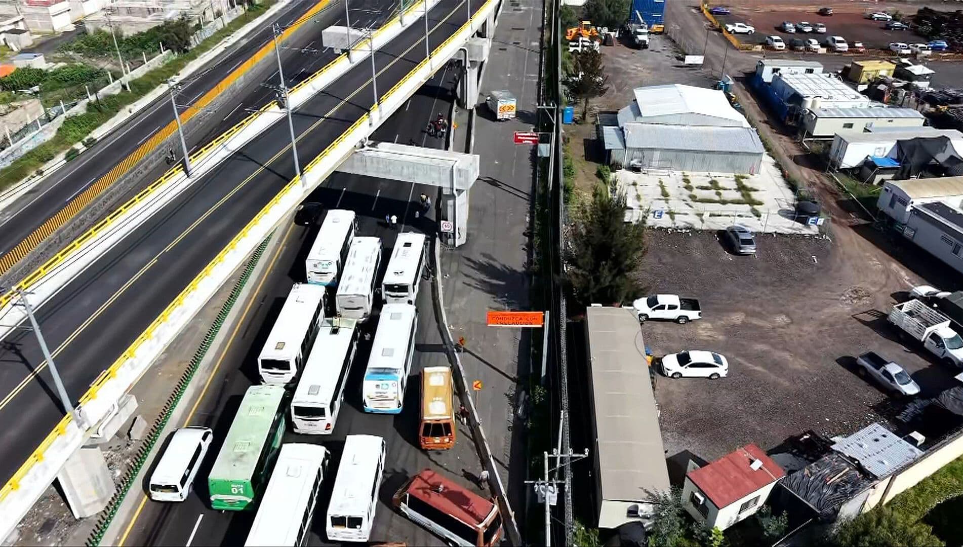 Bloqueo de Transportistas en la México-Puebla Hoy; Así Se Ve Desde el Aire la Afectación Vial