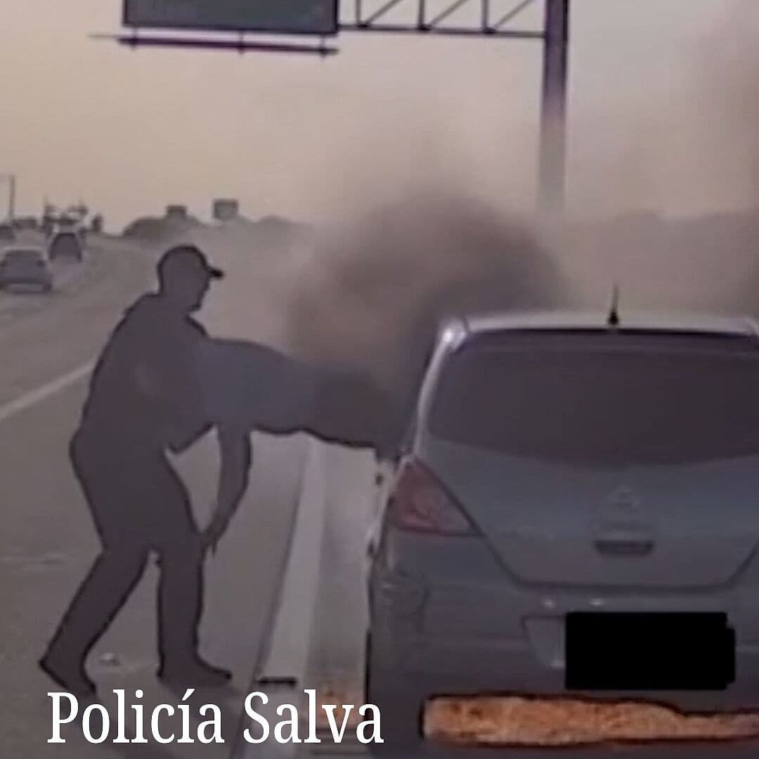 Policía Salva a Conductor de Auto en Llamas
