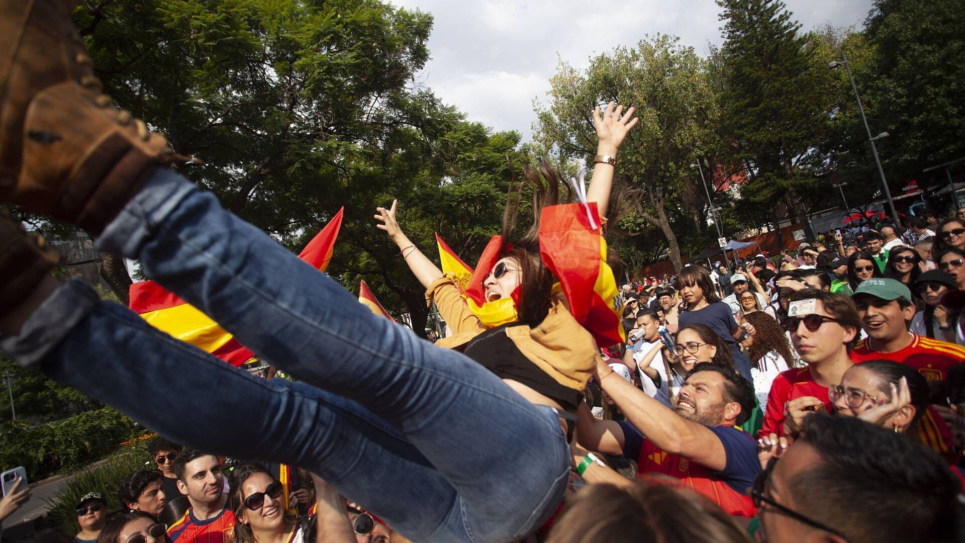 Afición Española Festeja el Triunfo de su Selección en la Ciudad de México