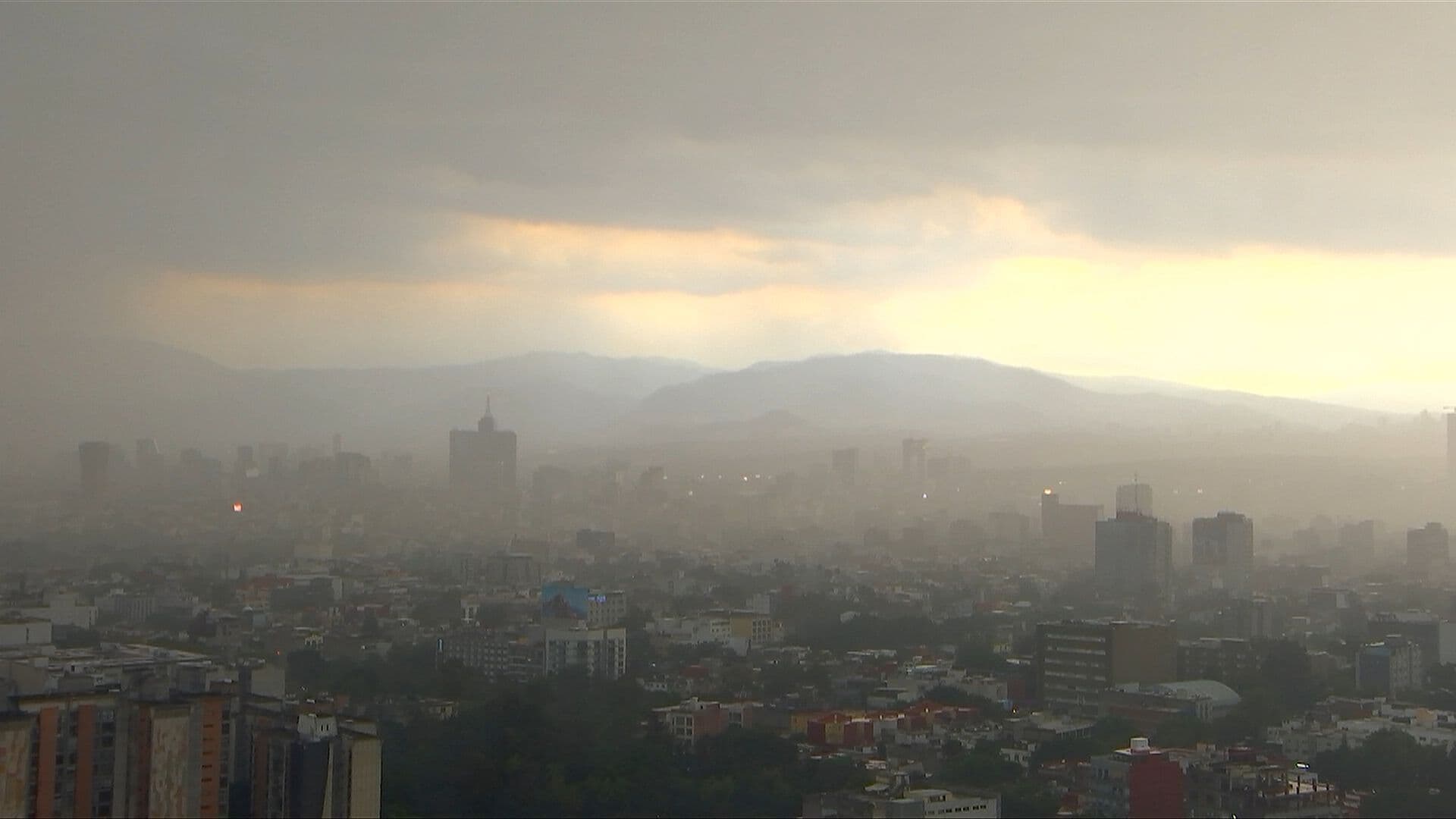VIDEO: Así se Ve Enorme Tormenta sobre la CDMX; Activan Alerta Naranja