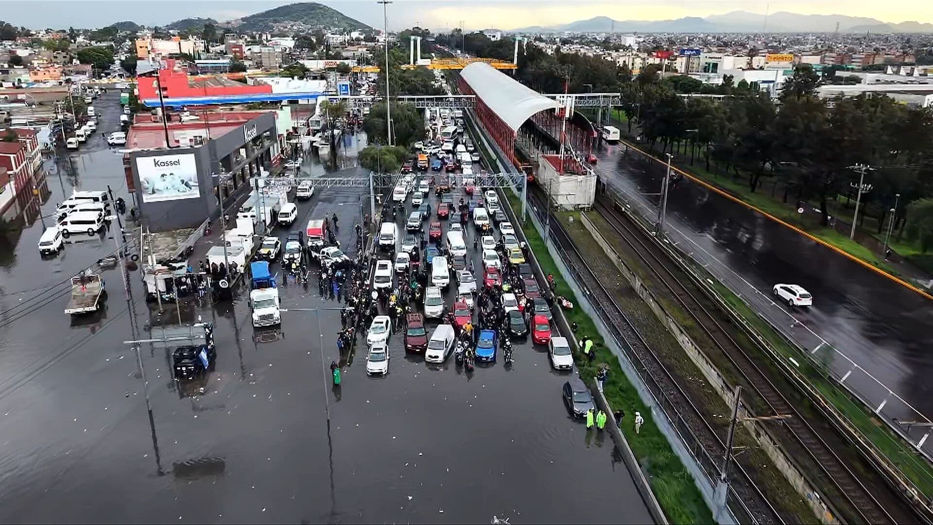 Desde el Aire: Así se ve la Inundación en la Ignacio Zaragoza; Suspenden Servicio en Línea A