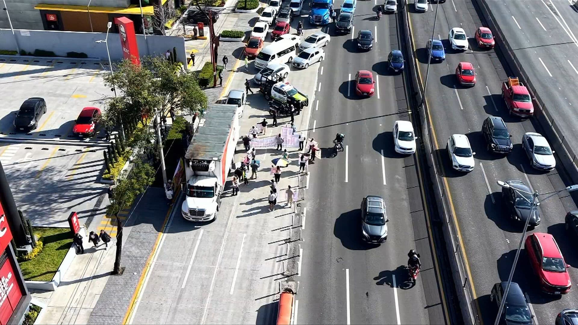 Desde el Aire: Tránsito Lento en Satélite por Protesta contra Parquímetros en Naucalpan, Edomex