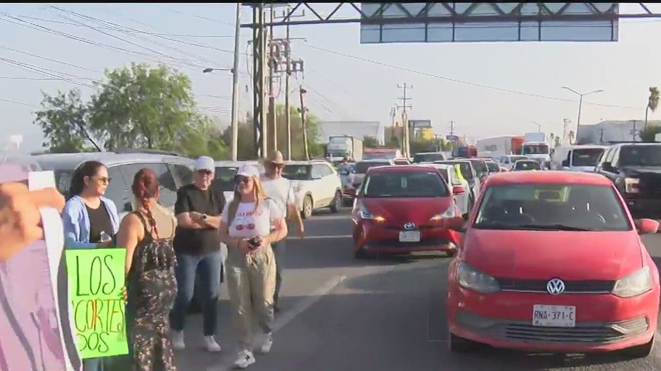 Exigen Vecinos Solución a Falta de Luz con Bloqueo en Apodaca
