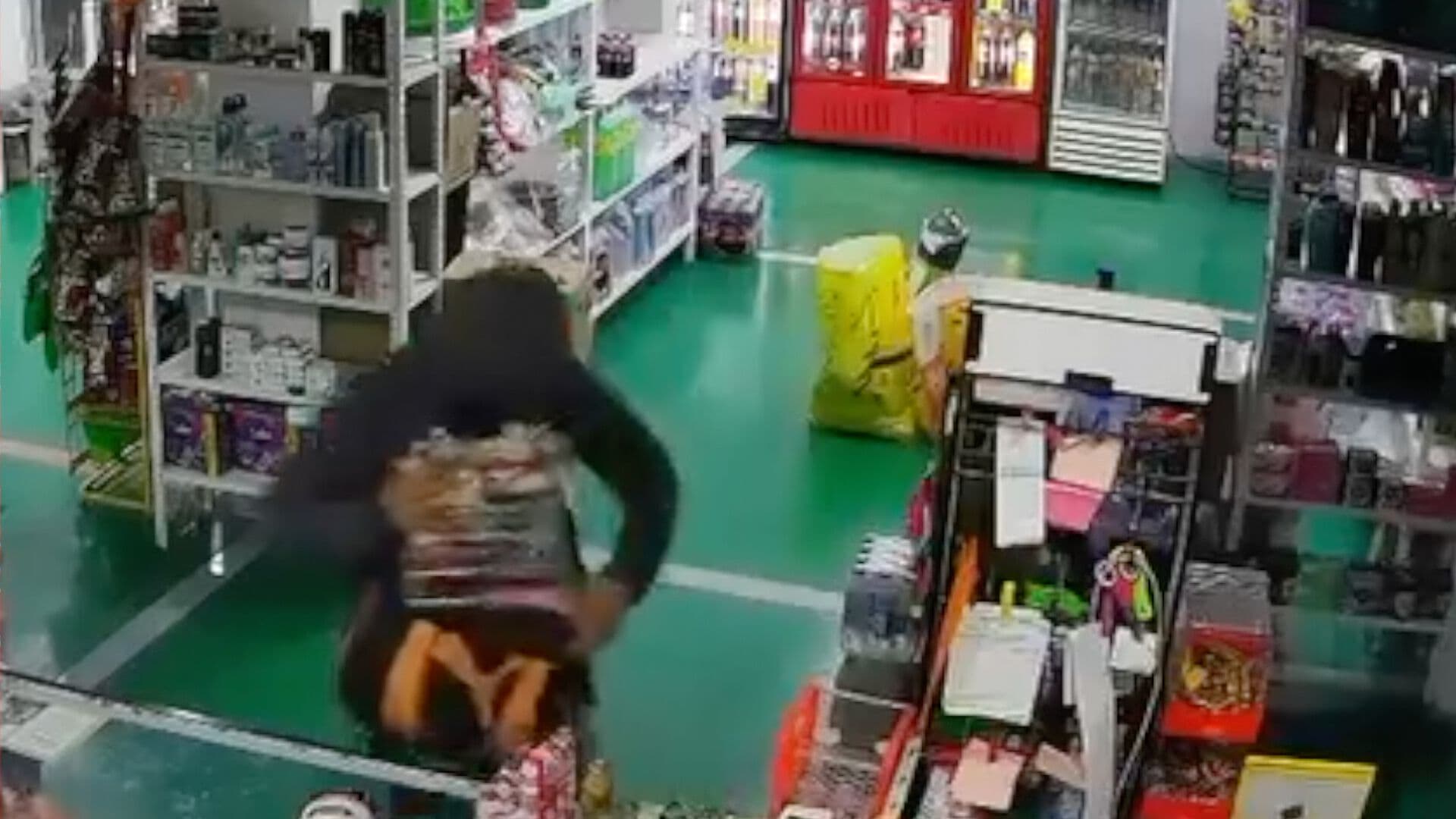 Video: Cuatro Hombres Armados Asaltan Negocio en Santa Clara Ocoyucan, Puebla