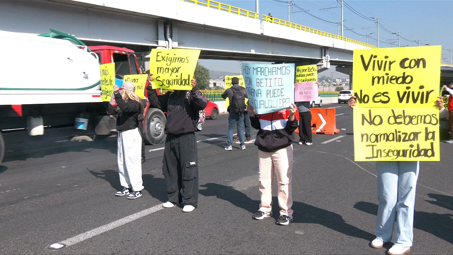 Bloquean Autopista México-Puebla Familiares de Estudiante Asesinado en Asalto