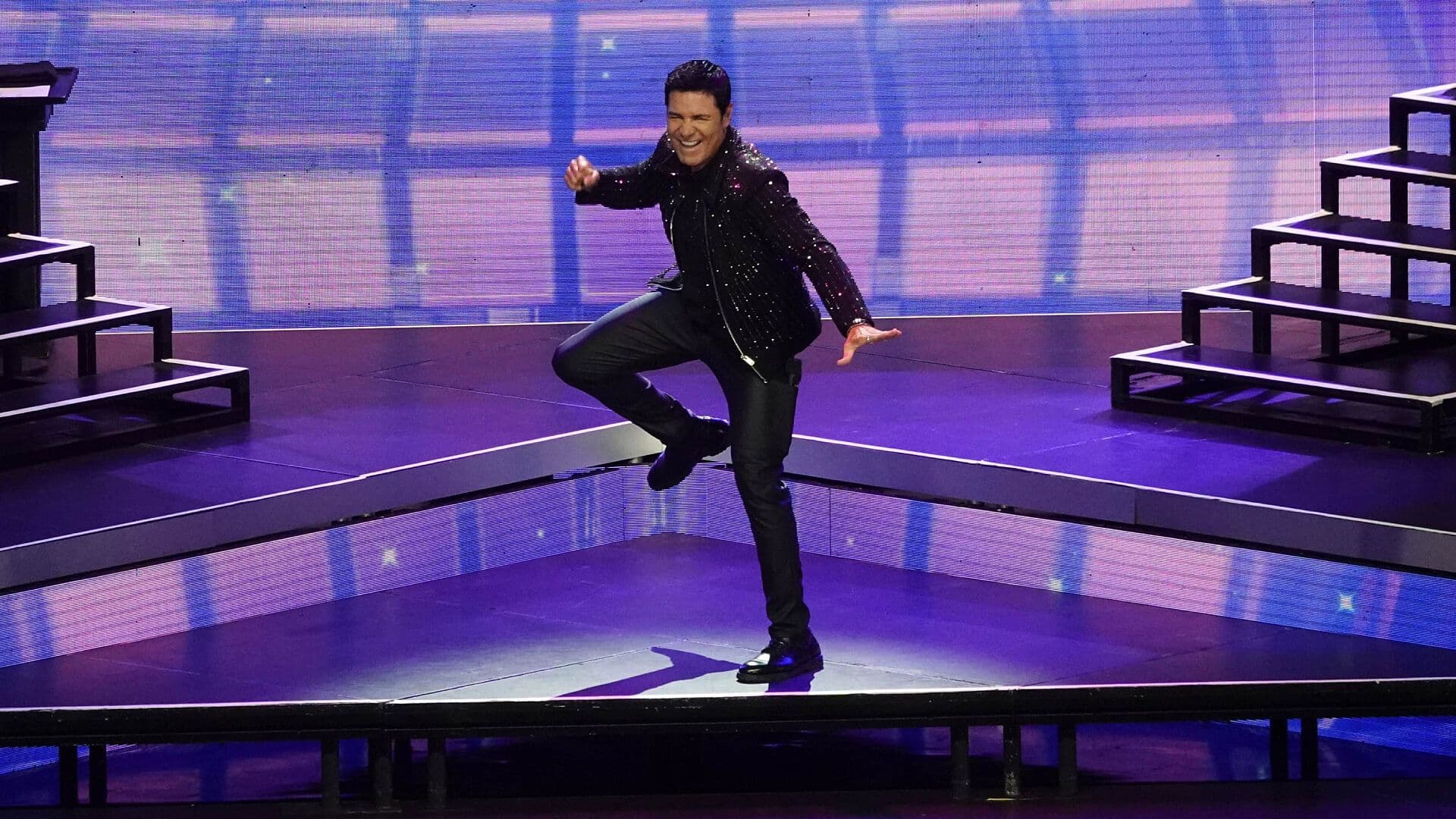 Chayanne Pone a Bailar a sus Fans y los Reta con Coreografía de "Humanos a Marte"