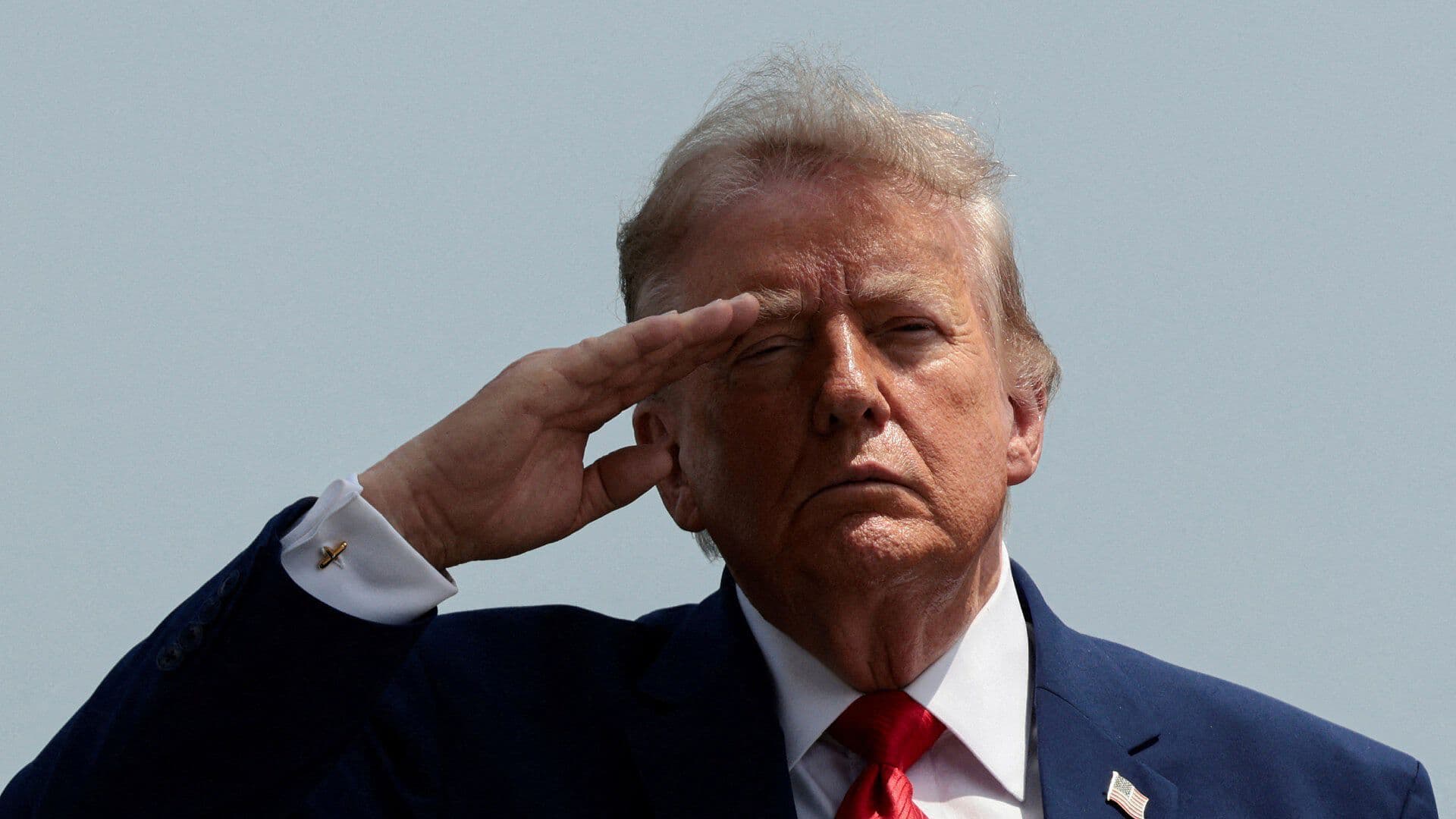 Trump Rinde Homenaje a Militares Fallecidos en Medio Oriente al Recibir sus Restos