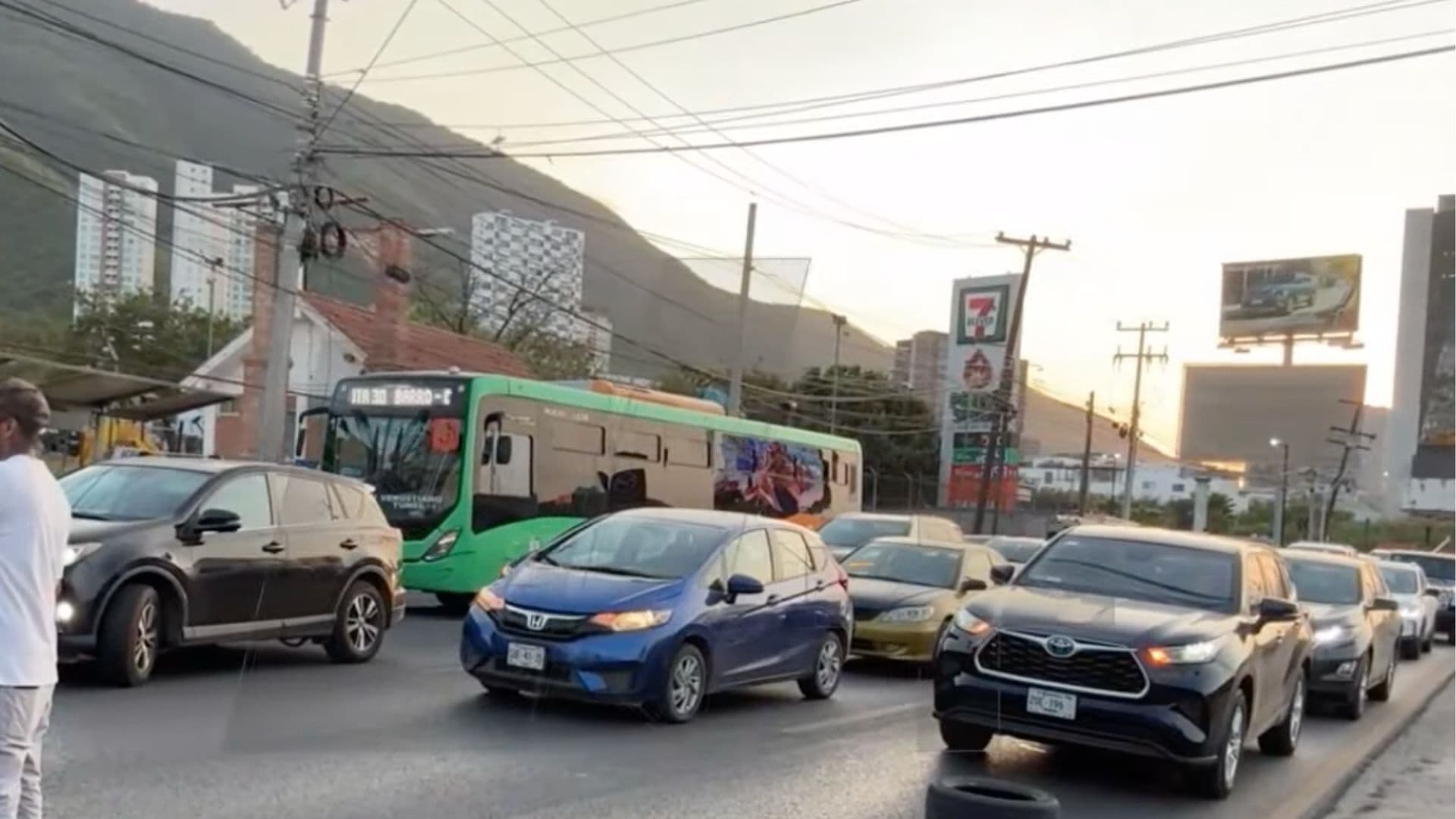 Bloquean Av. Lázaro Cárdenas por Falta de Luz en Colonias del Sur de Monterrey, NL