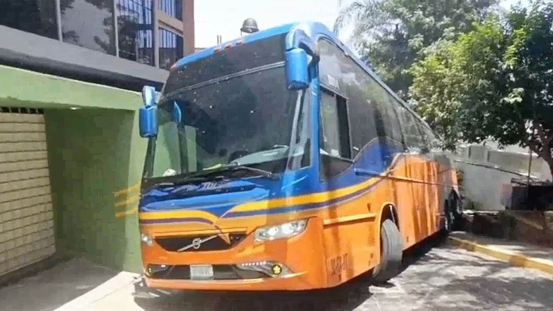 Camión de Turismo se Queda Atorado en Calles del Centro de Xalapa