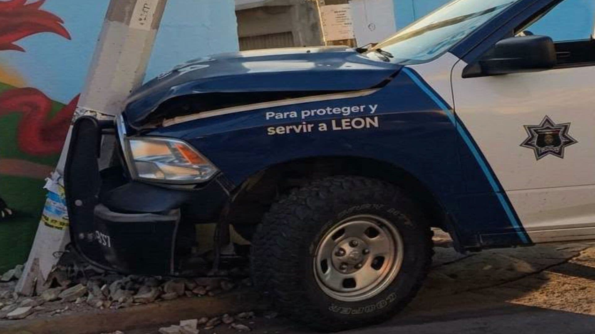 Choca Patrulla en Persecución en las Arboledas en León; Hay Una Policía Herida