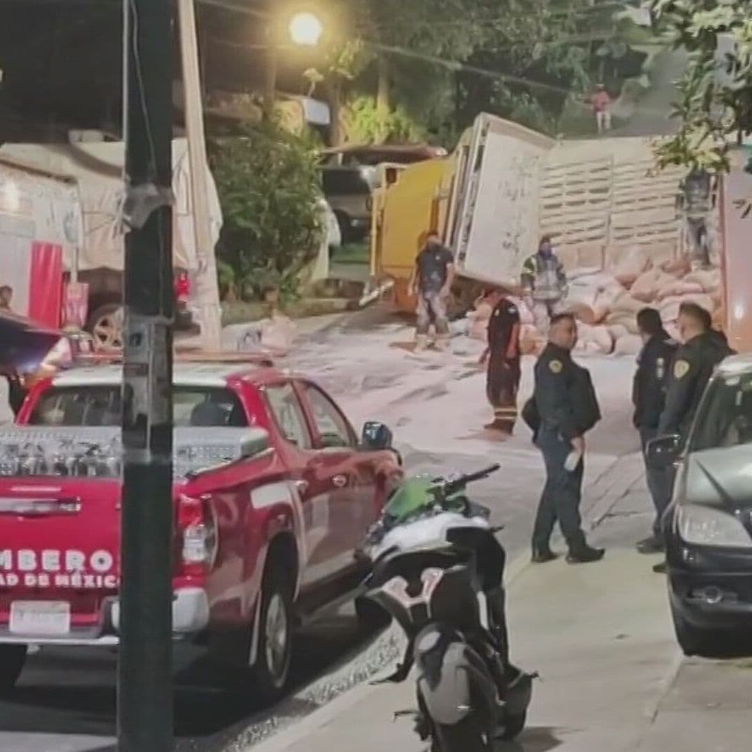 Vuelca Camión con Cal en Col. Belvedere, Tlalpan y Carga Quedó Regada