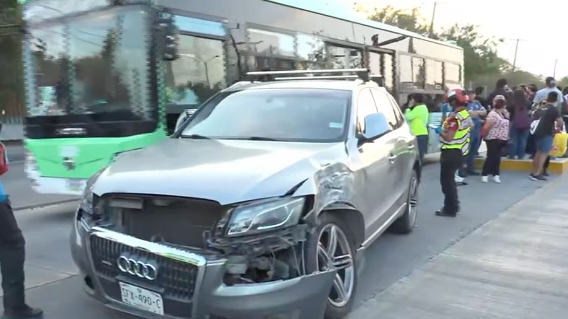 Choque de Camión y Auto Deja un Lesionado en Av. Lincoln en Monterrey, NL