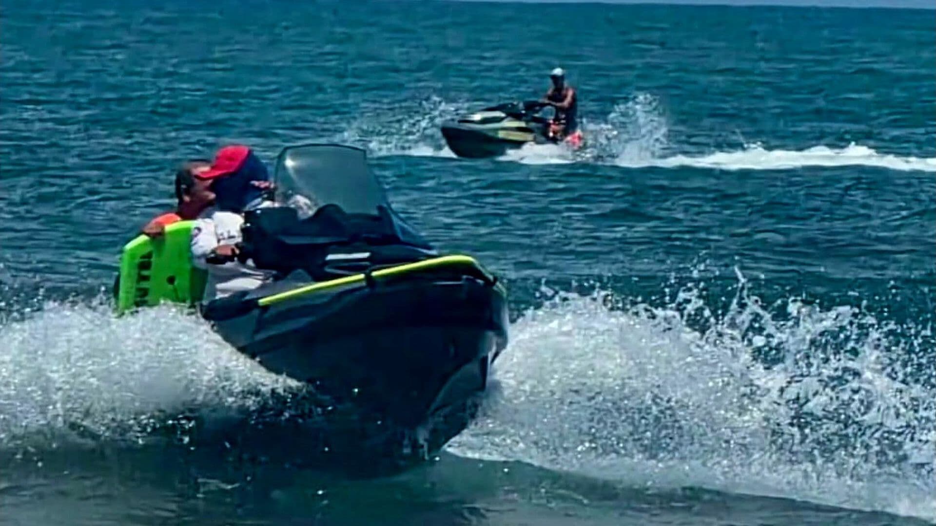 Guardavidas Rescataron a Ocho Personas del Mar por Fuerte Oleaje en Mazatlán