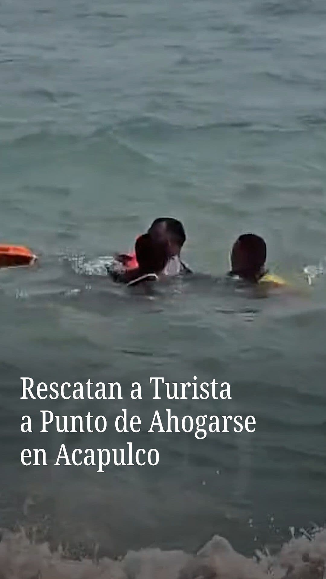 Rescatan a Turista a Punto de Ahogarse en Acapulco