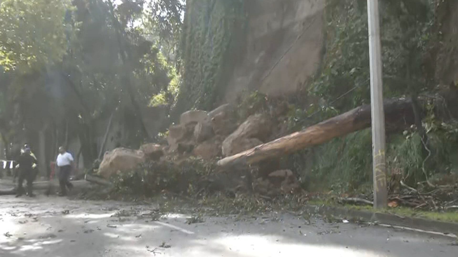 Lluvias en CDMX: Deslave y Caída de Enormes Piedras Obstruyen Vialidad en la Miguel Hidalgo