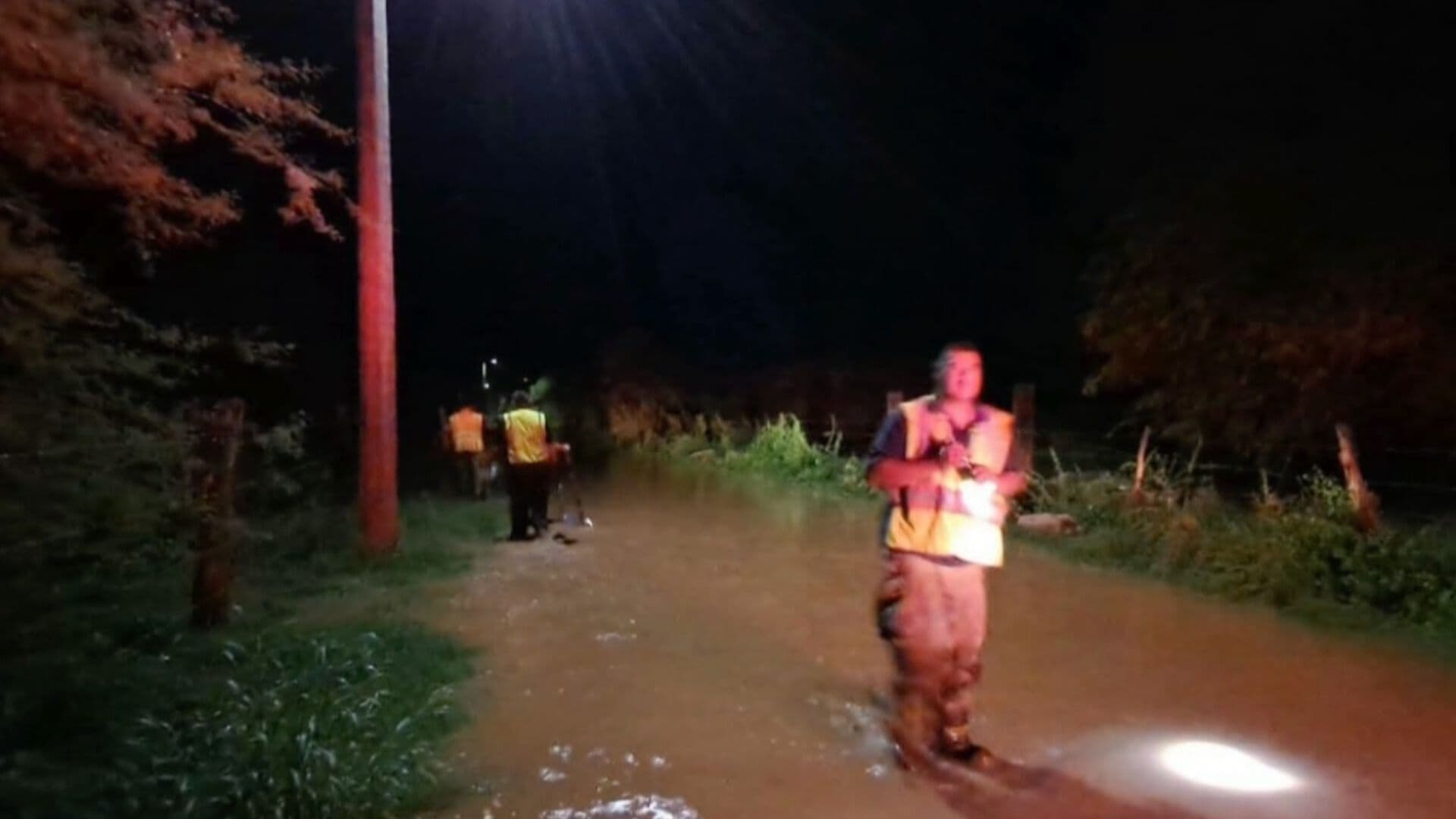 Bomberos Rescatan a 9 Personas en Paseo Campestre El Gavilán tras Lluvias en Sonora